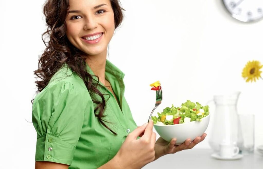 Κορίτσι που τρώει σαλάτα λαχανικών σε δίαιτα 6 λουλουδιών