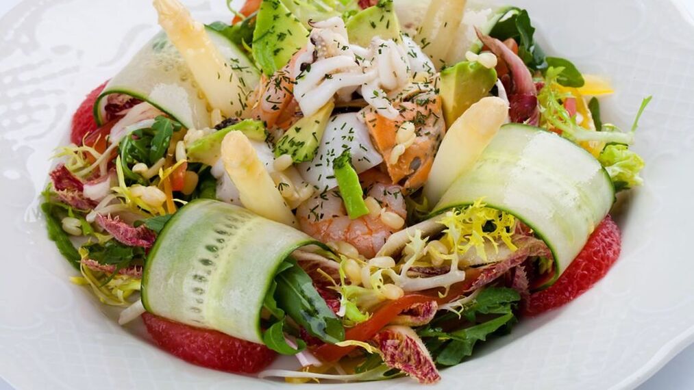 Εάν ακολουθείτε τη φάση της «παραλλαγής» της δίαιτας Dukan, συνιστάται να τρώτε σαλάτα με θαλασσινά